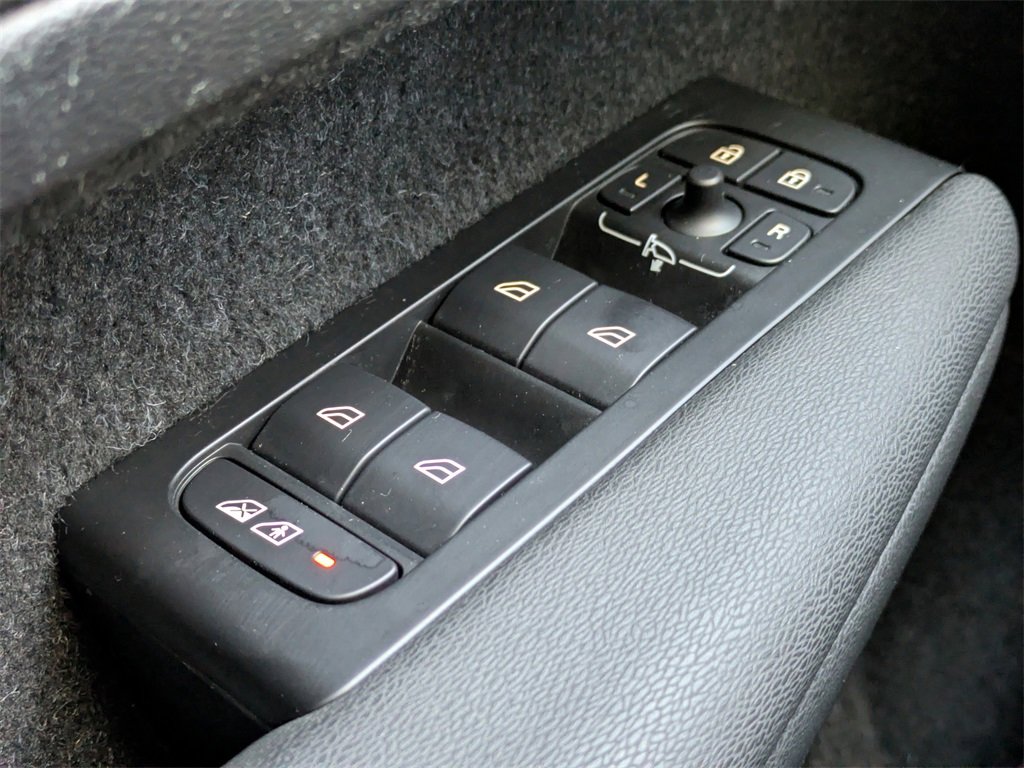 Used 2021 Volvo XC40 T5 R-Design w/ Climate Package image 28