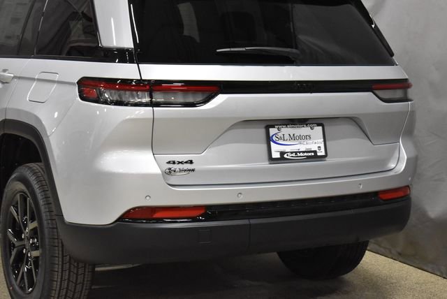 New 2025 Jeep Grand Cherokee Altitude image 9