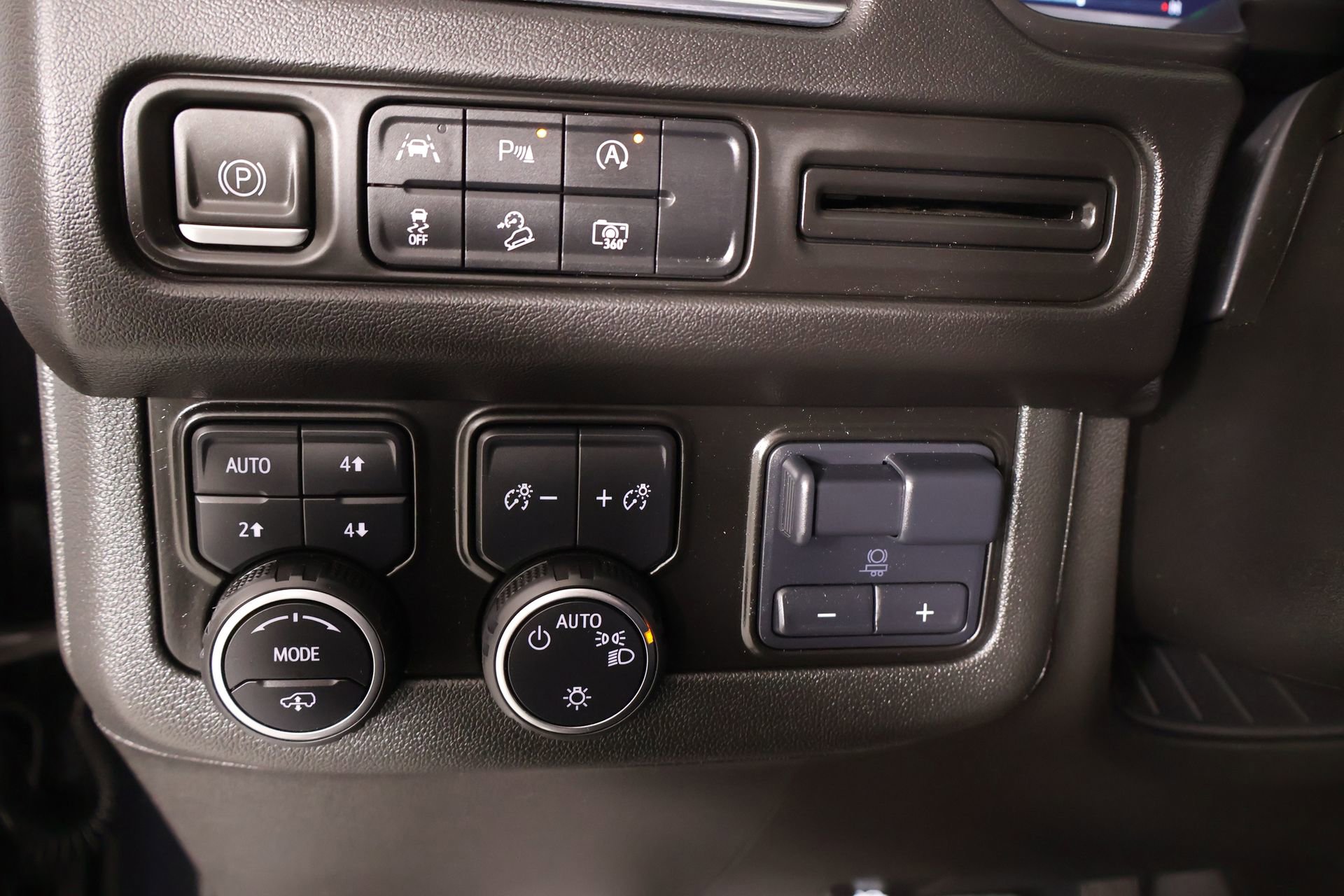 Used 2023 Chevrolet Suburban Z71 w/ Z71 Off-Road Package image 9