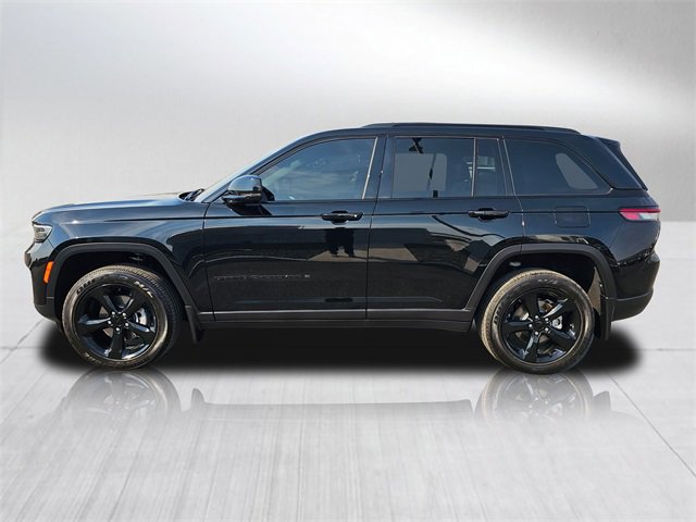 Used 2025 Jeep Grand Cherokee Altitude image 3