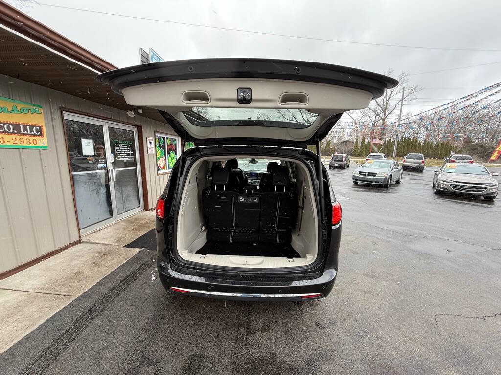 Used 2017 Chrysler Pacifica Touring-L image 4