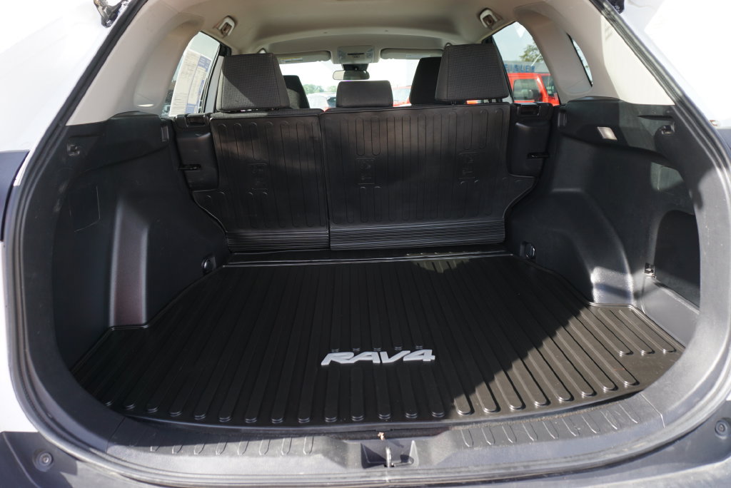 Used 2022 Toyota RAV4 LE AWD/4WD image 10