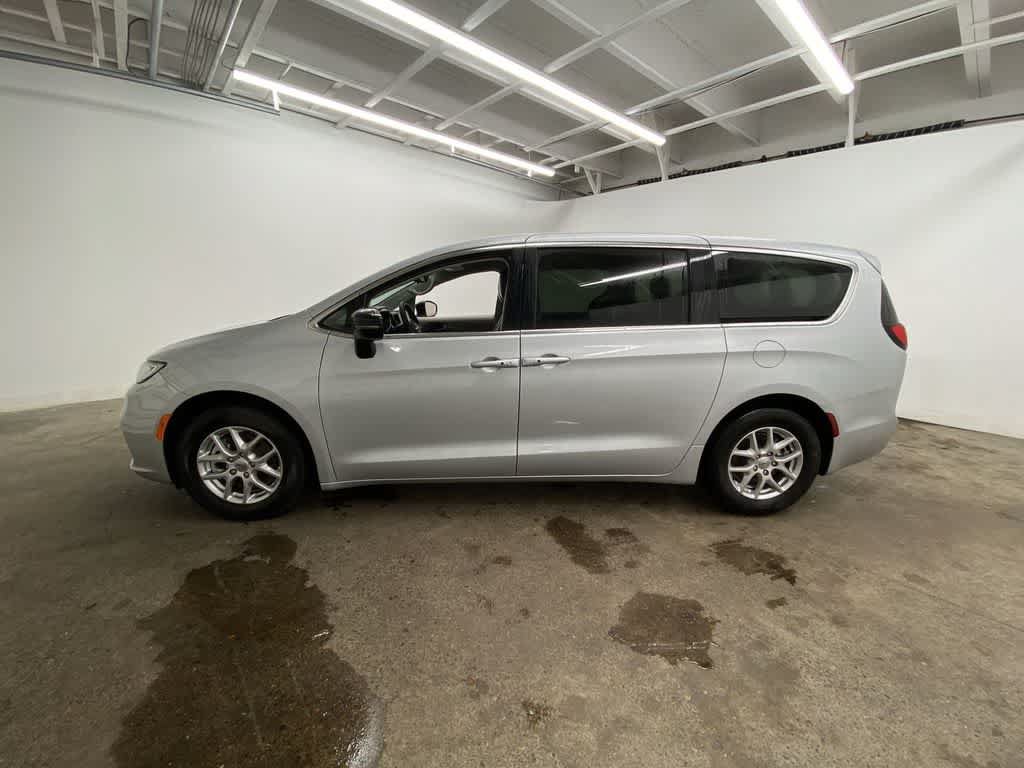 Used 2024 Chrysler Pacifica Touring-L FWD image 3