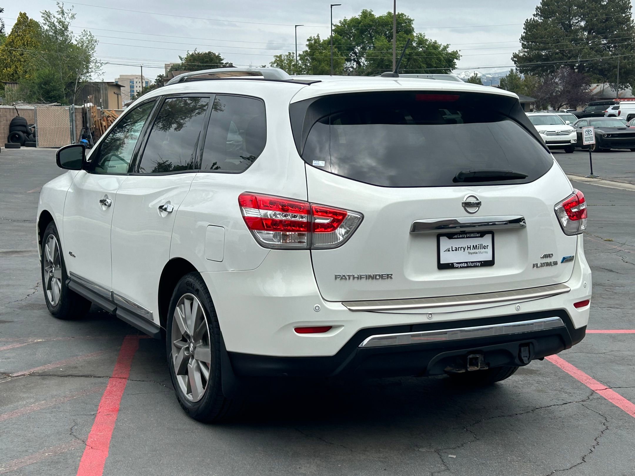 Used 2014 Nissan Pathfinder Platinum w/ Platinum Premium Package AWD/4WD image 3