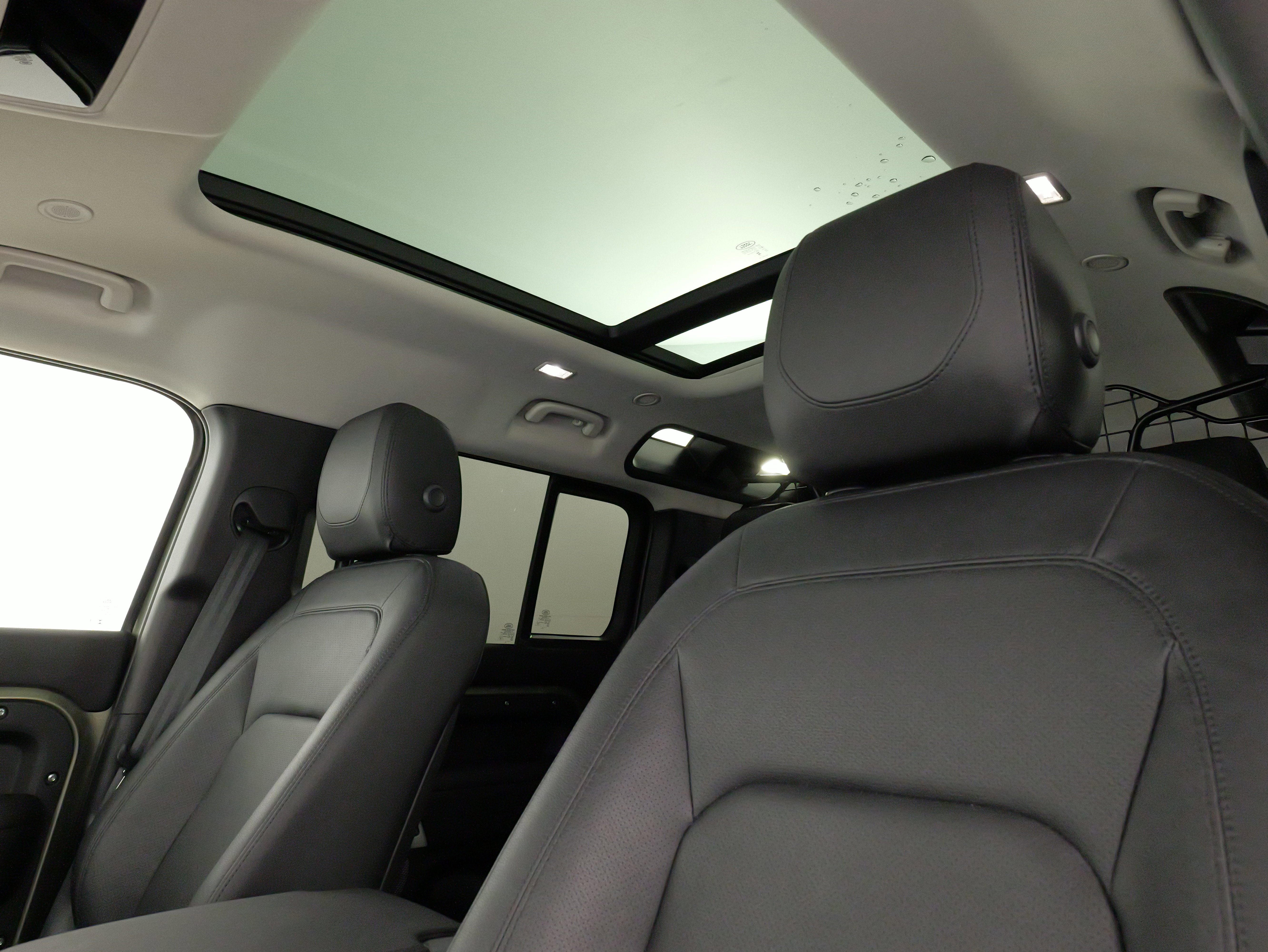 Used 2024 Land Rover Defender 110 S image 31