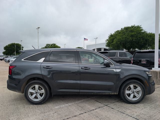 Used 2022 Kia Sorento LX FWD image 3