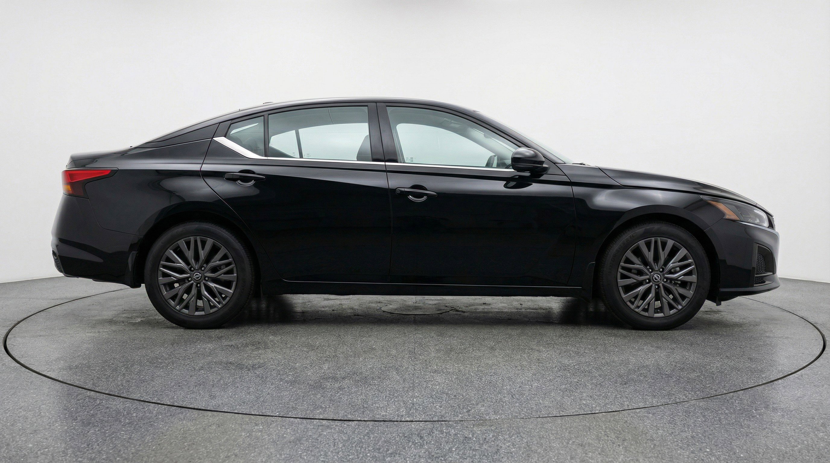 Used 2025 Nissan Altima 2.5 SV FWD image 11