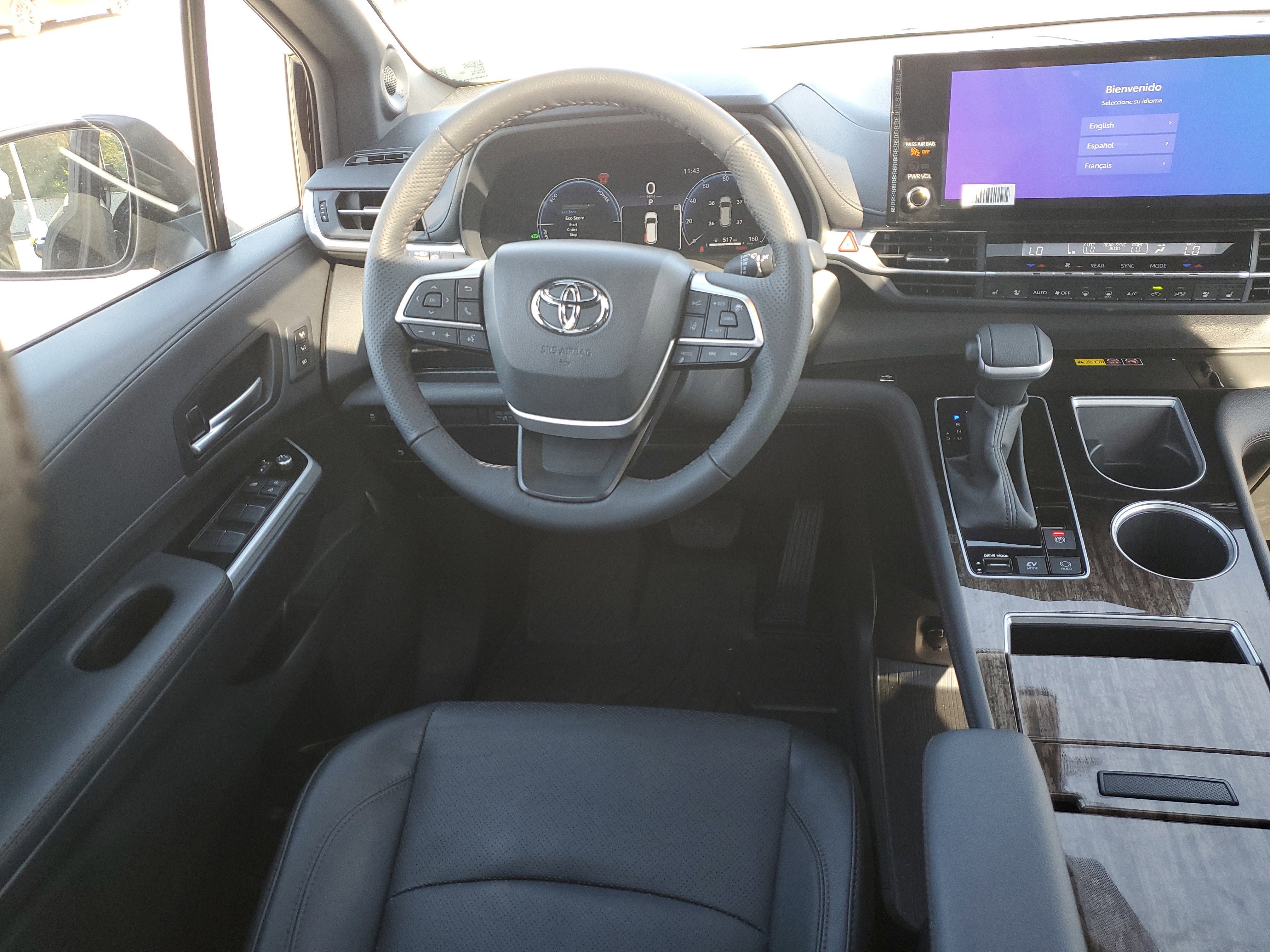 Used 2025 Toyota Sienna Limited image 15