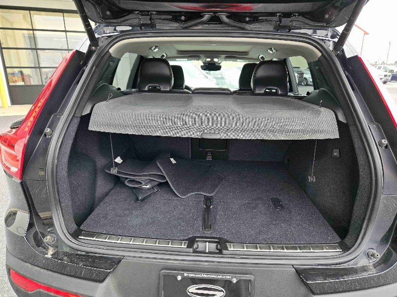 Used 2023 Volvo XC40 B5 Plus image 11