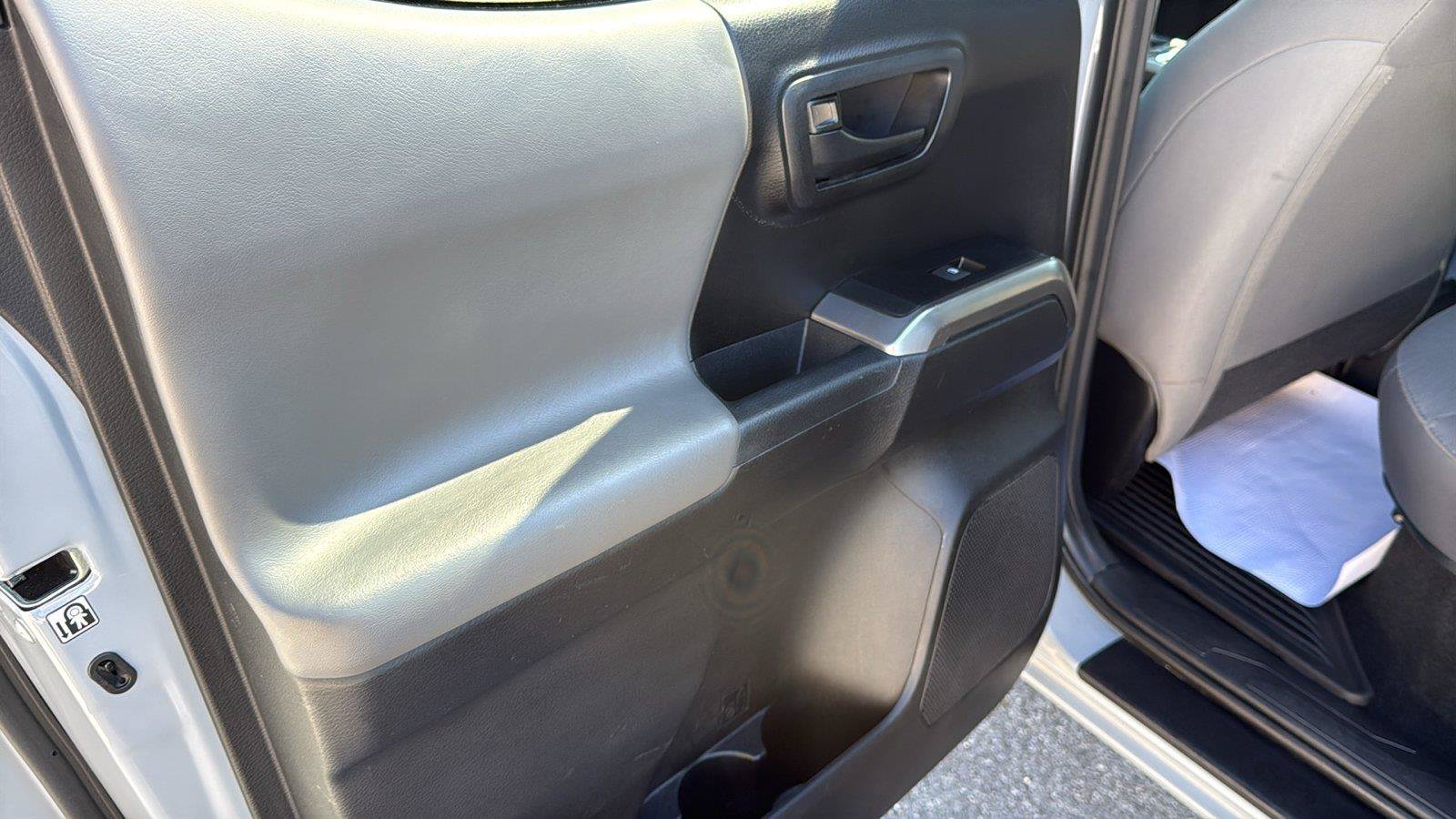 Used 2019 Toyota Tacoma SR5 AWD/4WD image 11