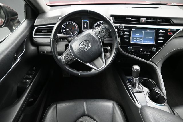 Used 2018 Toyota Camry SE w/ Moonroof Package FWD image 9