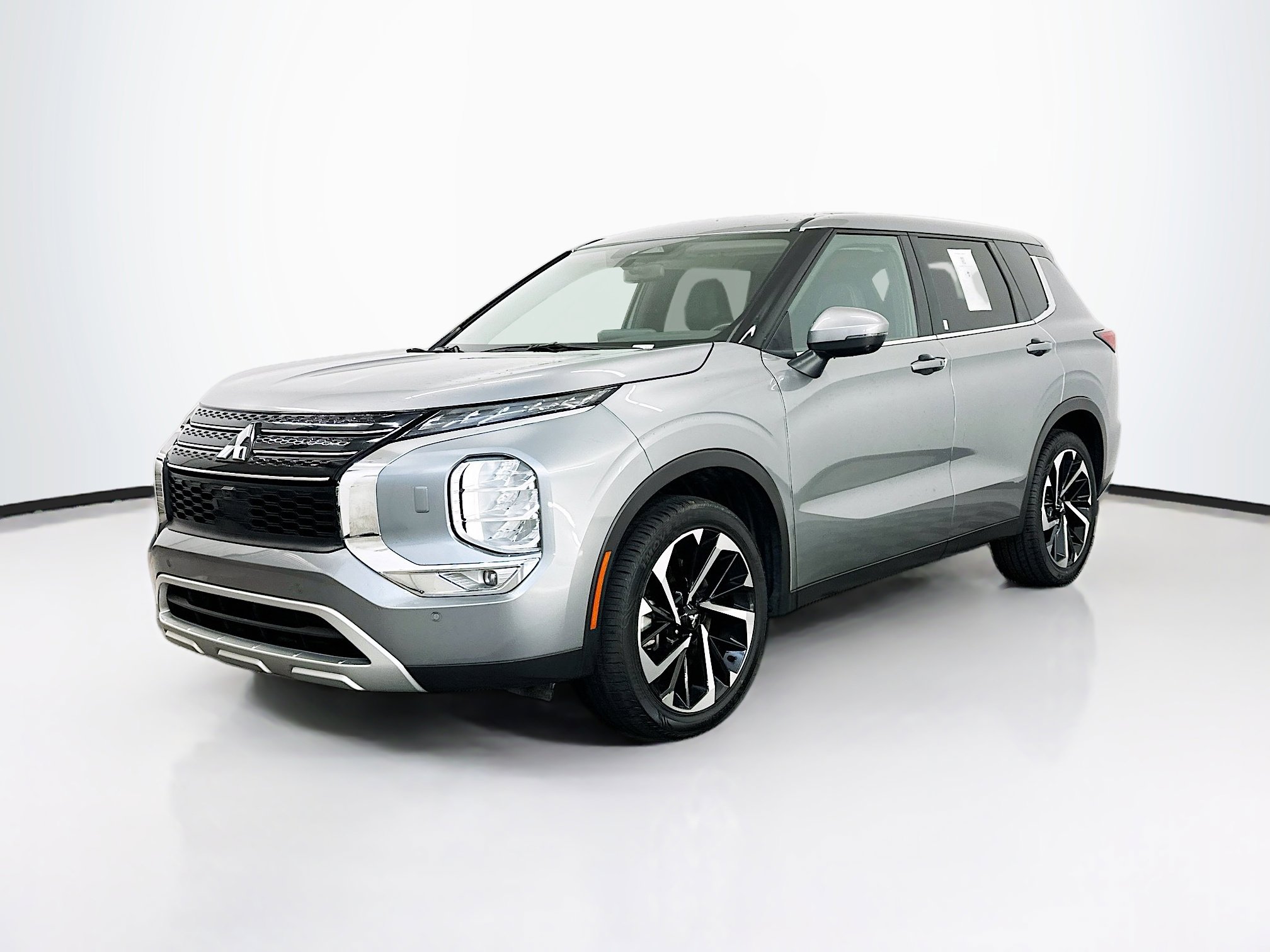 Used 2024 Mitsubishi Outlander SE image 3