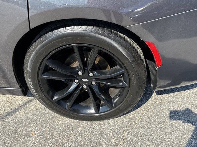 Used 2017 Dodge Charger R/T w/ Blacktop Package RWD image 6