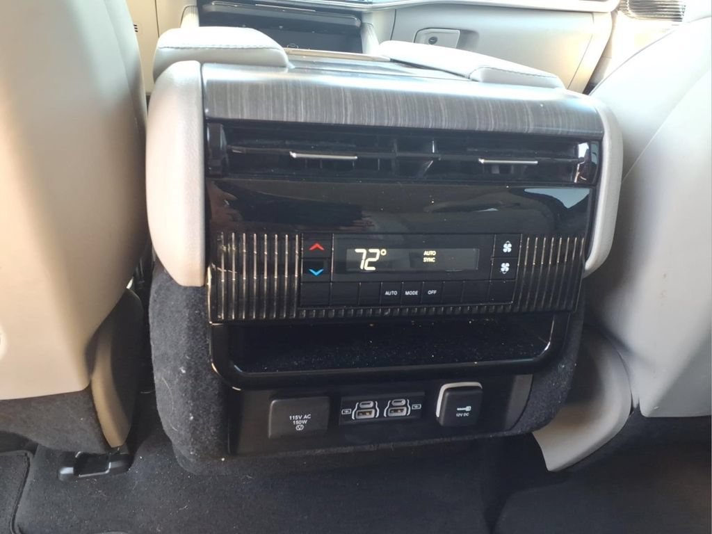 Used 2023 Jeep Wagoneer L Series II AWD/4WD image 8