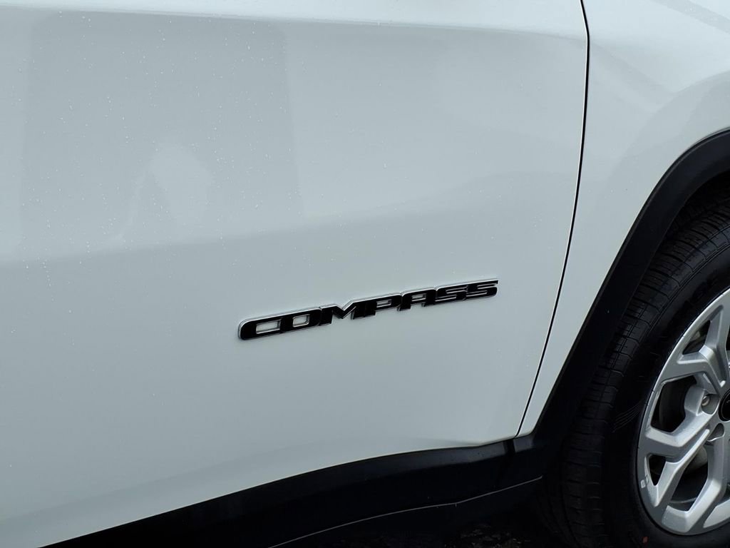 Used 2025 Jeep Compass Latitude AWD/4WD image 27