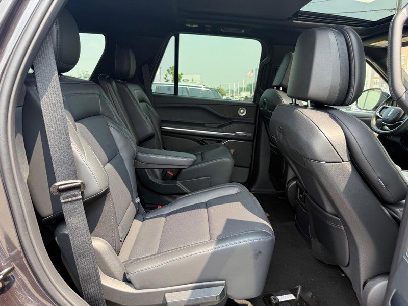 New 2025 Lincoln Navigator Reserve w/ Jet Appearance Package AWD/4WD image 8