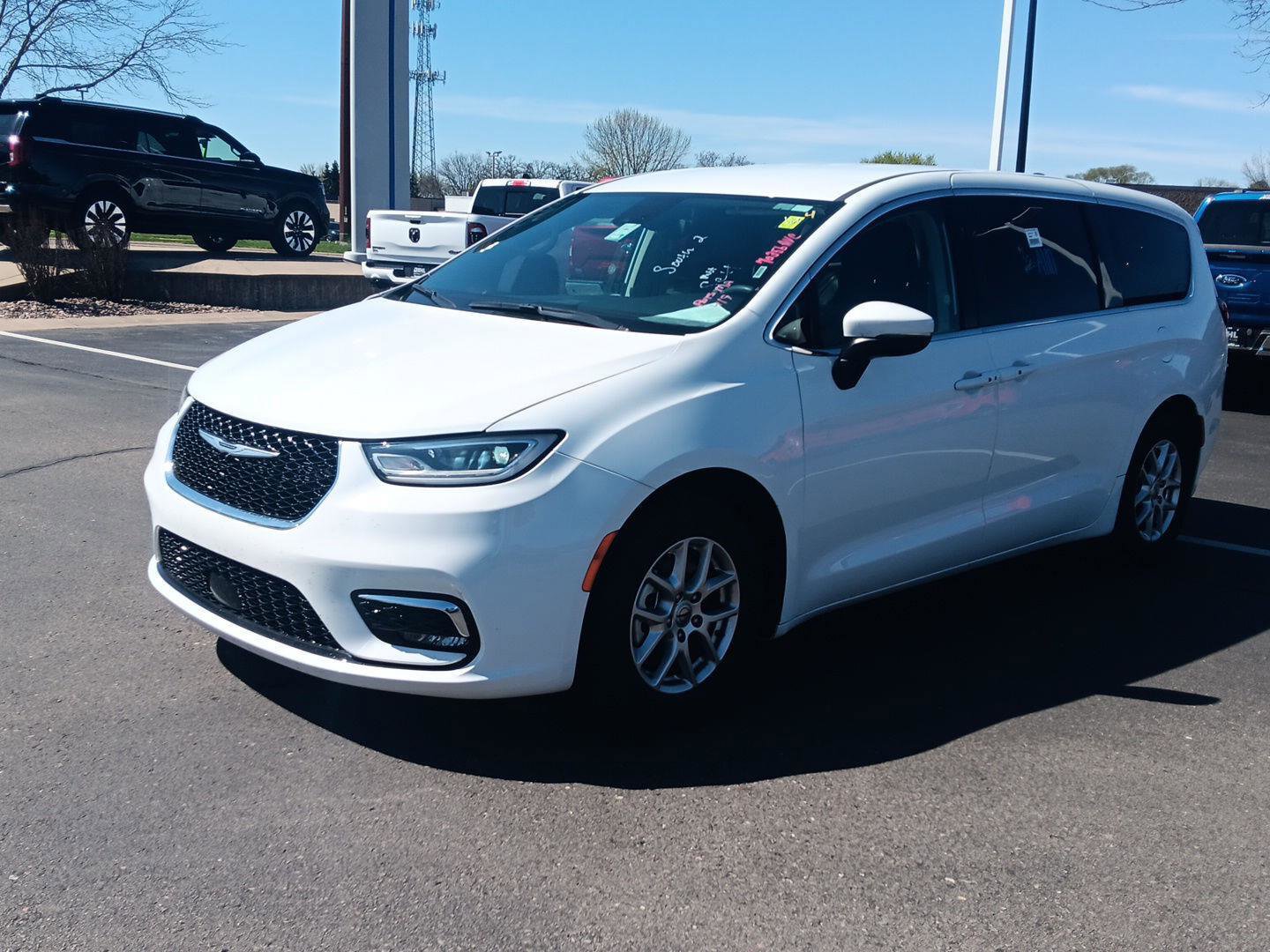 Used 2023 Chrysler Pacifica Touring-L FWD image 10