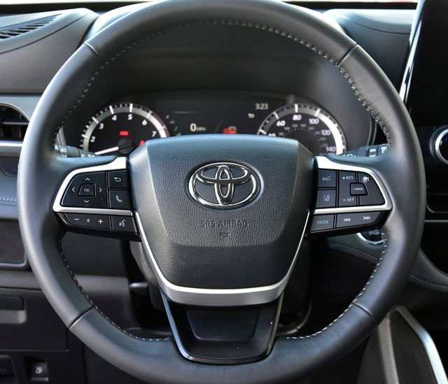 Used 2023 Toyota Highlander LE image 18