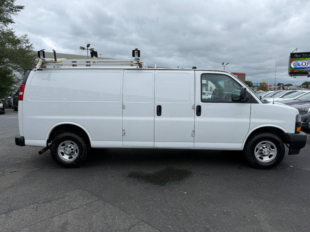 Used 2021 Chevrolet Express 3500 Extended w/ Driver Convenience Package RWD image 4