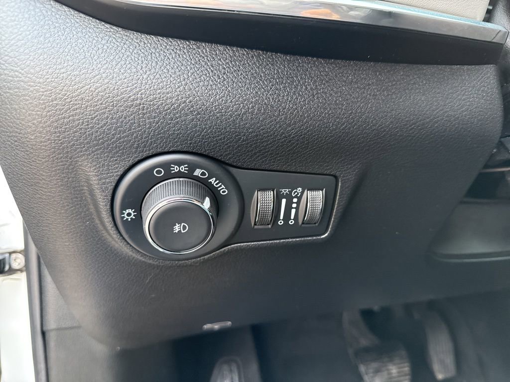 Used 2024 Jeep Compass Limited image 17