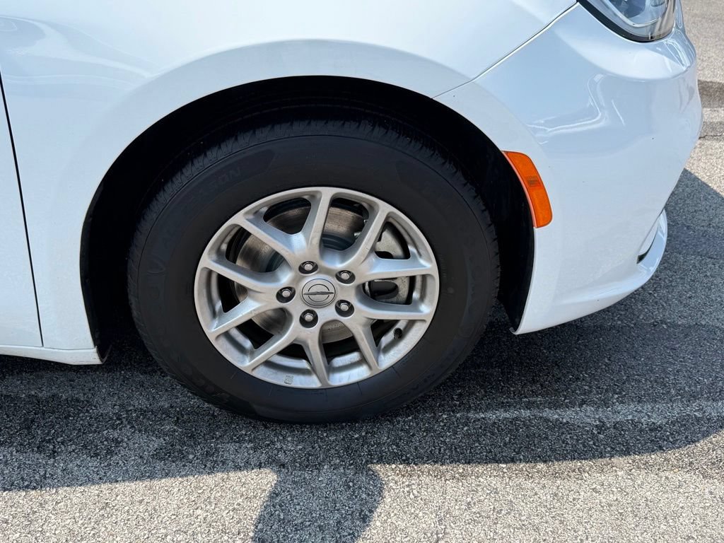 Used 2024 Chrysler Pacifica Touring-L FWD image 4