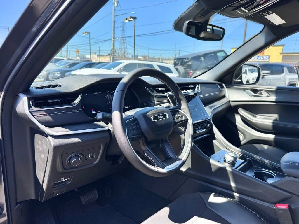 Used 2024 Jeep Grand Cherokee Altitude image 12