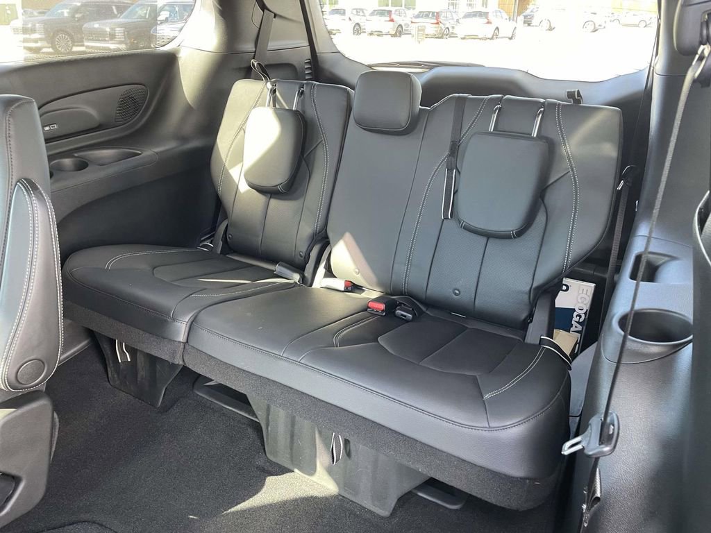 Used 2020 Chrysler Pacifica Touring-L Plus w/ Advanced Safetytec Group image 2