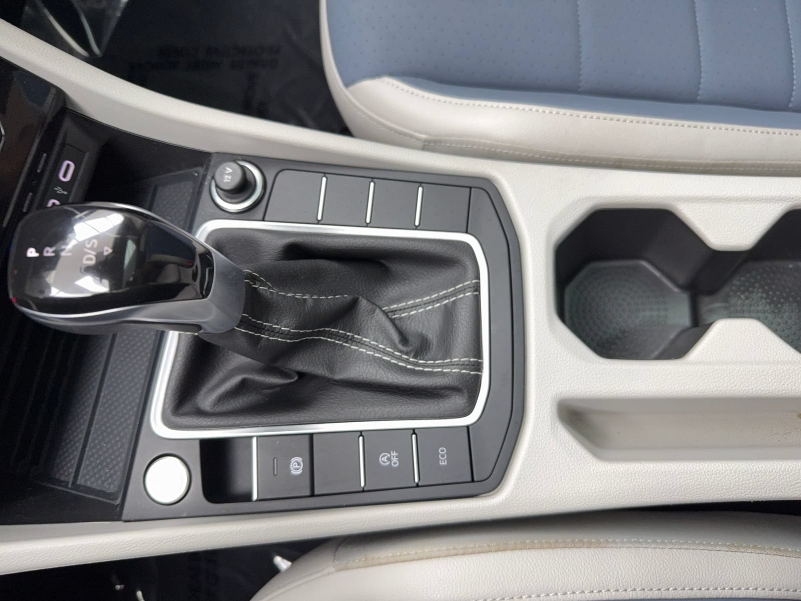 Used 2025 Volkswagen Jetta SE w/ Sunroof Package FWD image 30