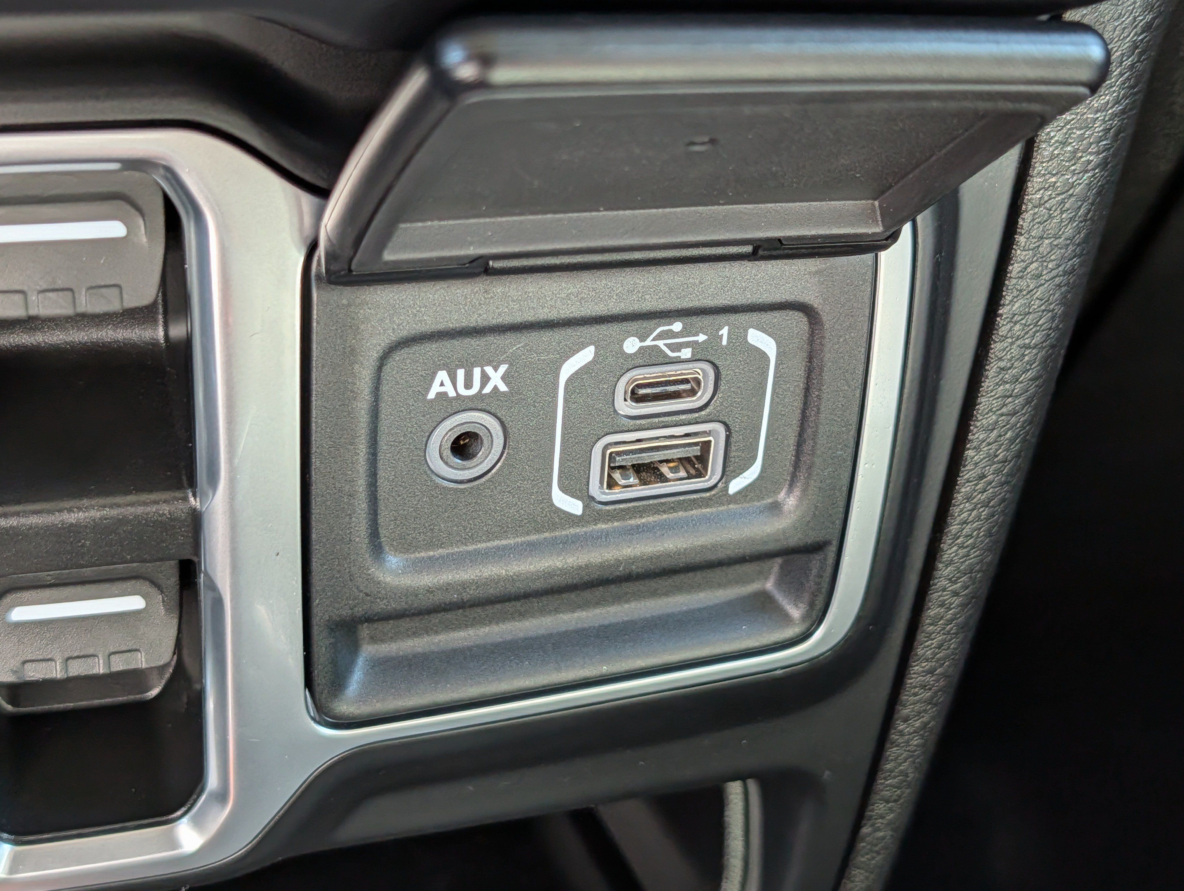 Used 2025 Jeep Wrangler Unlimited Sahara AWD/4WD image 33
