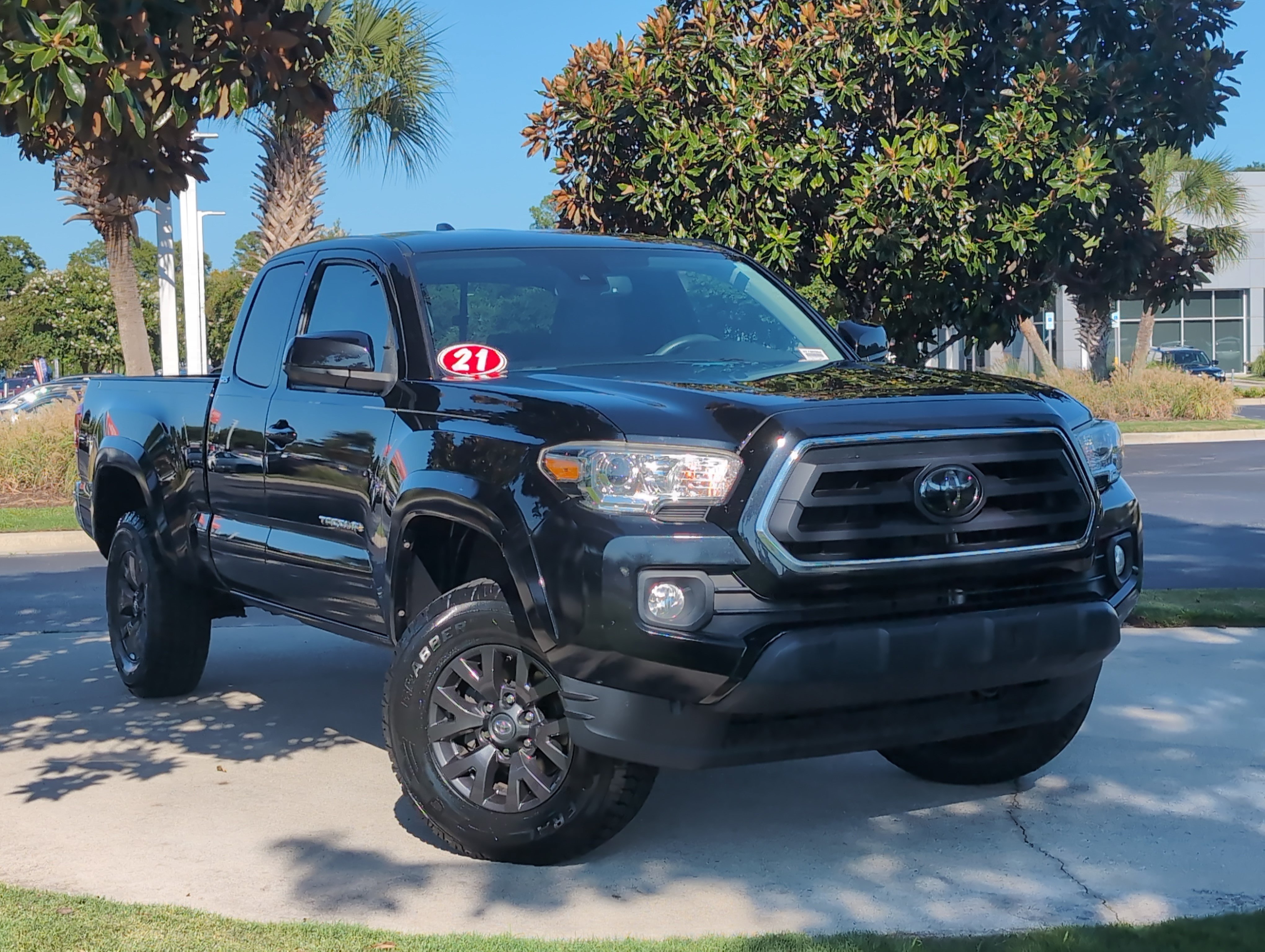 Certified 2021 Toyota Tacoma SR5 AWD/4WD image 2