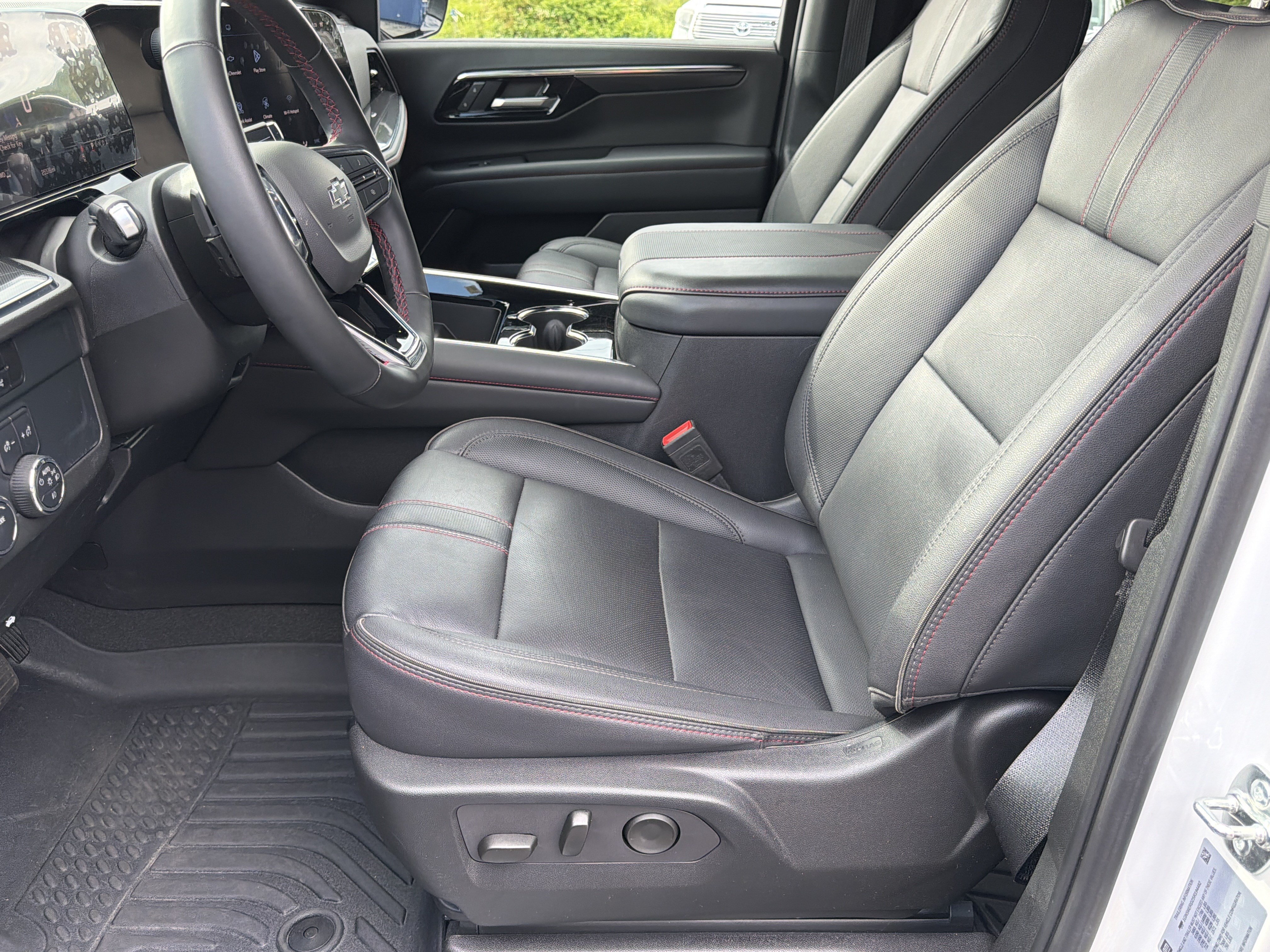 Used 2025 Chevrolet Suburban RST w/ Comfort Package AWD/4WD image 9