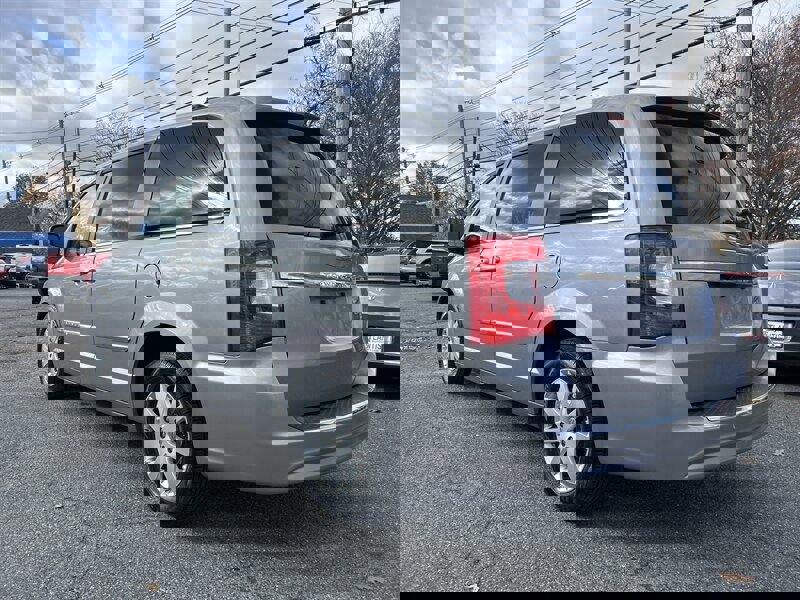 Used 2014 Chrysler Town & Country Touring image 6