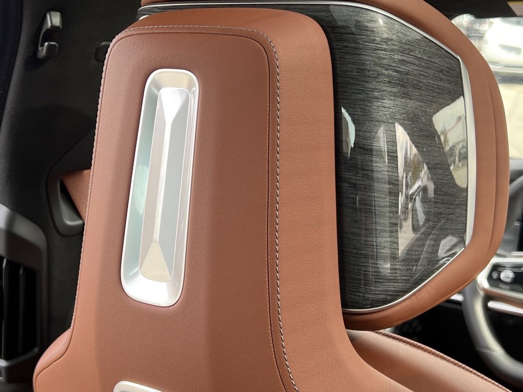 Used 2024 BMW i7 xDrive60 w/ Executive Package image 36