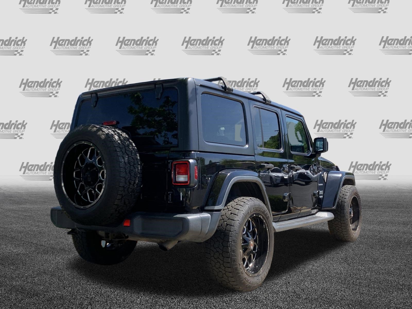 Used 2018 Jeep Wrangler Unlimited Sahara AWD/4WD image 10