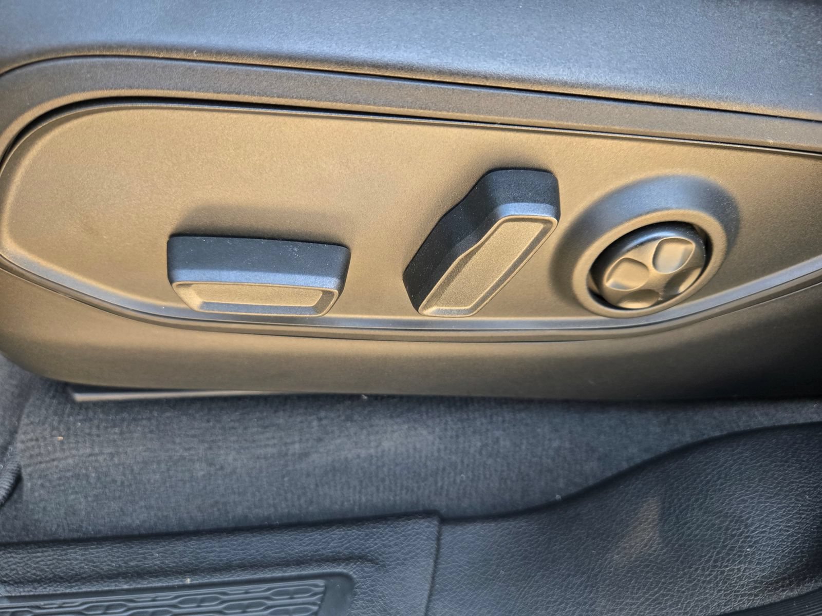 Used 2025 Jeep Grand Cherokee Laredo X RWD image 23