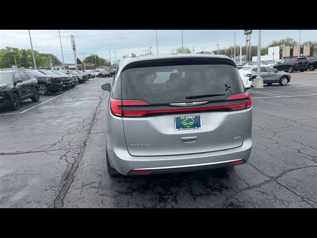 Used 2021 Chrysler Pacifica Touring-L AWD/4WD image 7