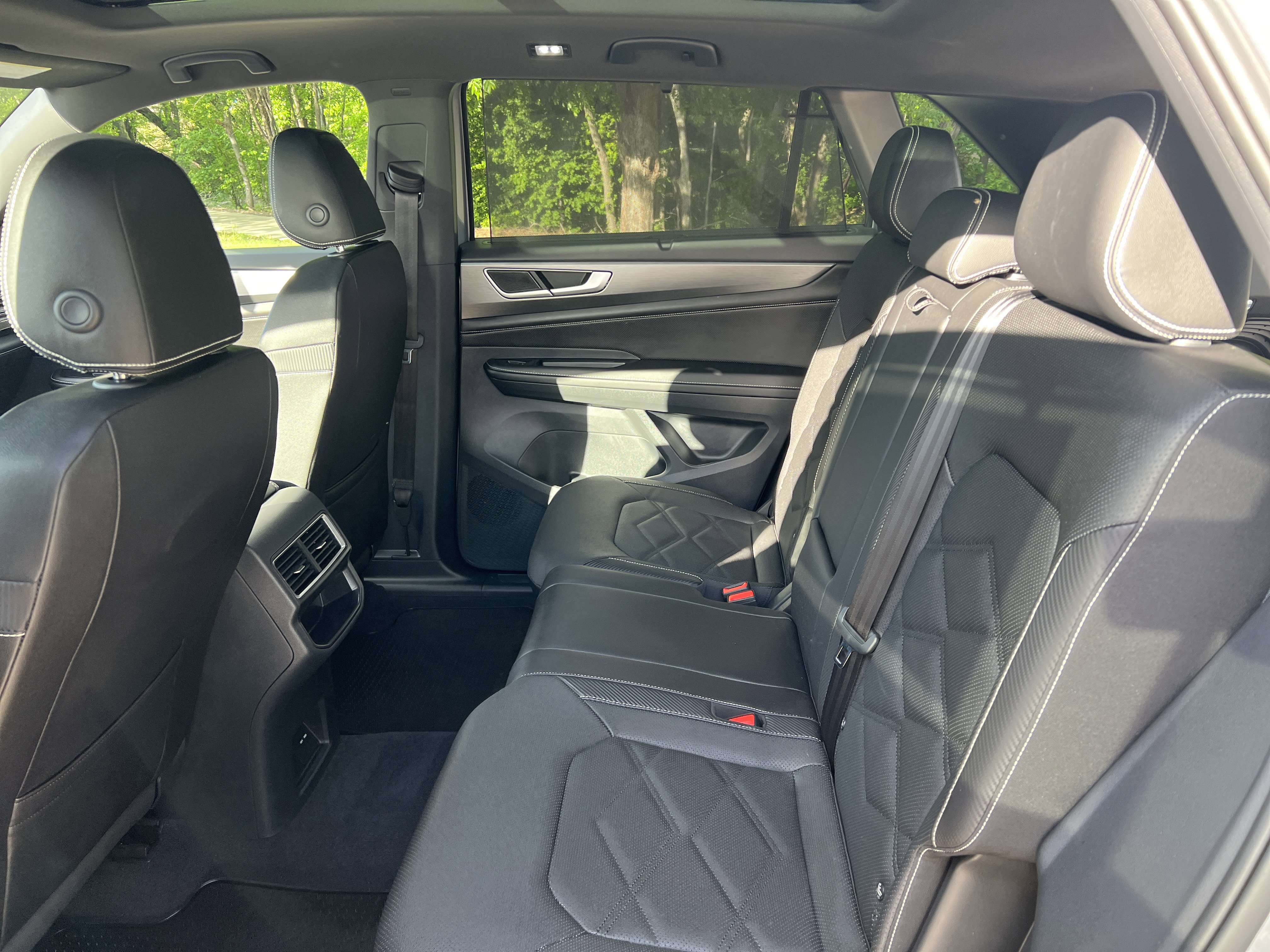 Certified 2025 Volkswagen Atlas Cross Sport SE w/ Panoramic Sunroof Package FWD image 29