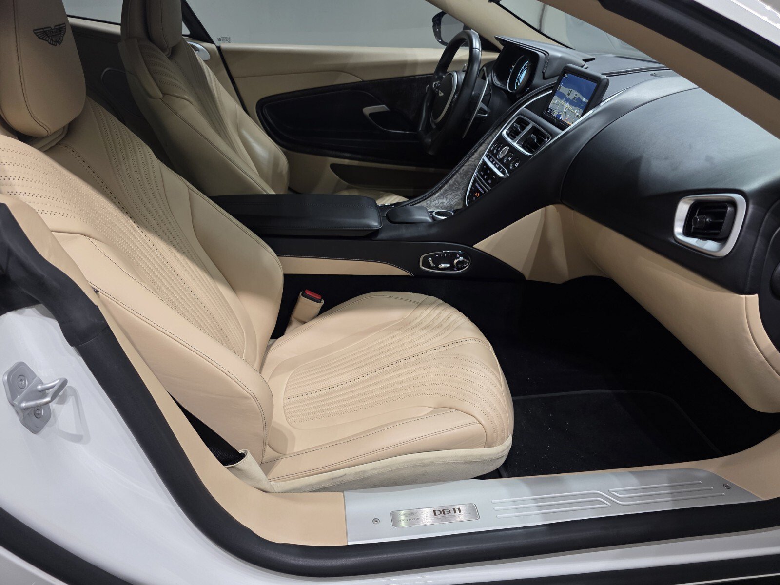 Used 2023 Aston Martin DB11 Coupe RWD image 19