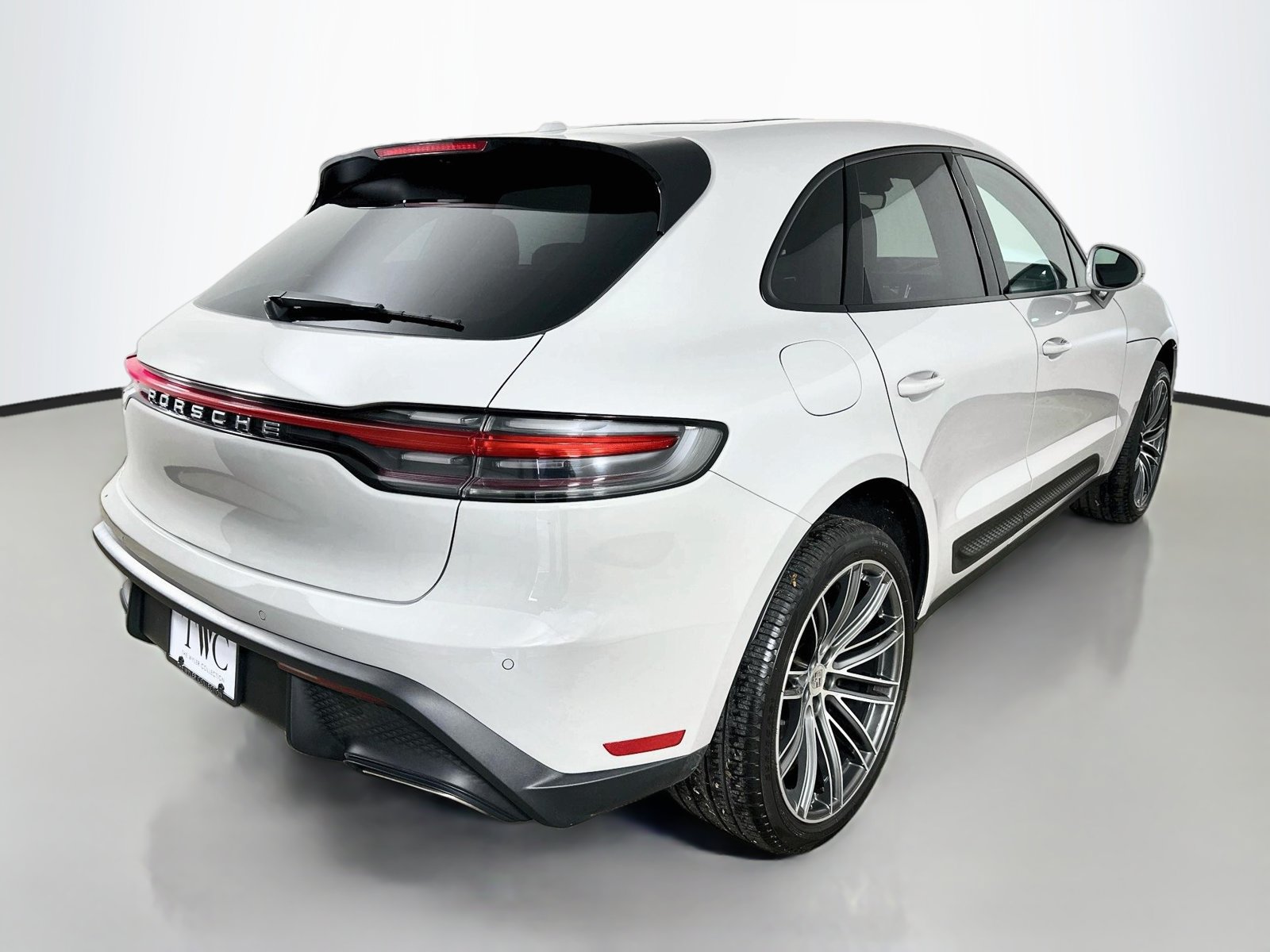 Used 2023 Porsche Macan AWD/4WD image 5