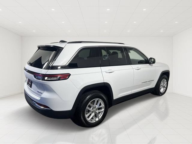 Used 2023 Jeep Grand Cherokee Laredo w/ Luxury Tech Group I AWD/4WD image 4
