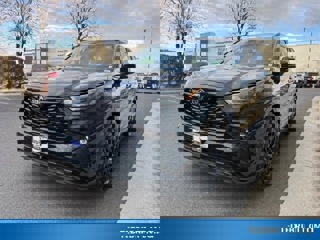 Used 2024 Toyota Highlander XLE image 3