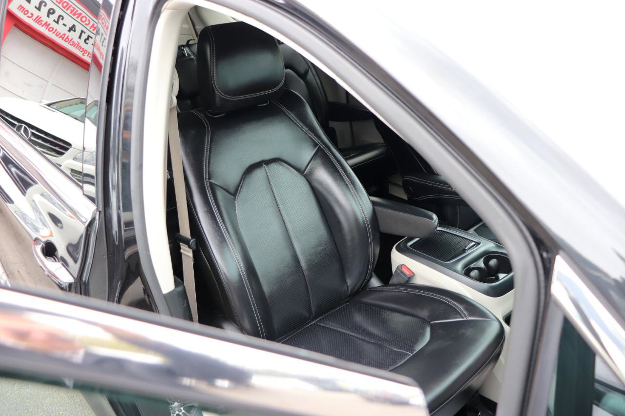 Used 2023 Chrysler Pacifica Touring-L image 16