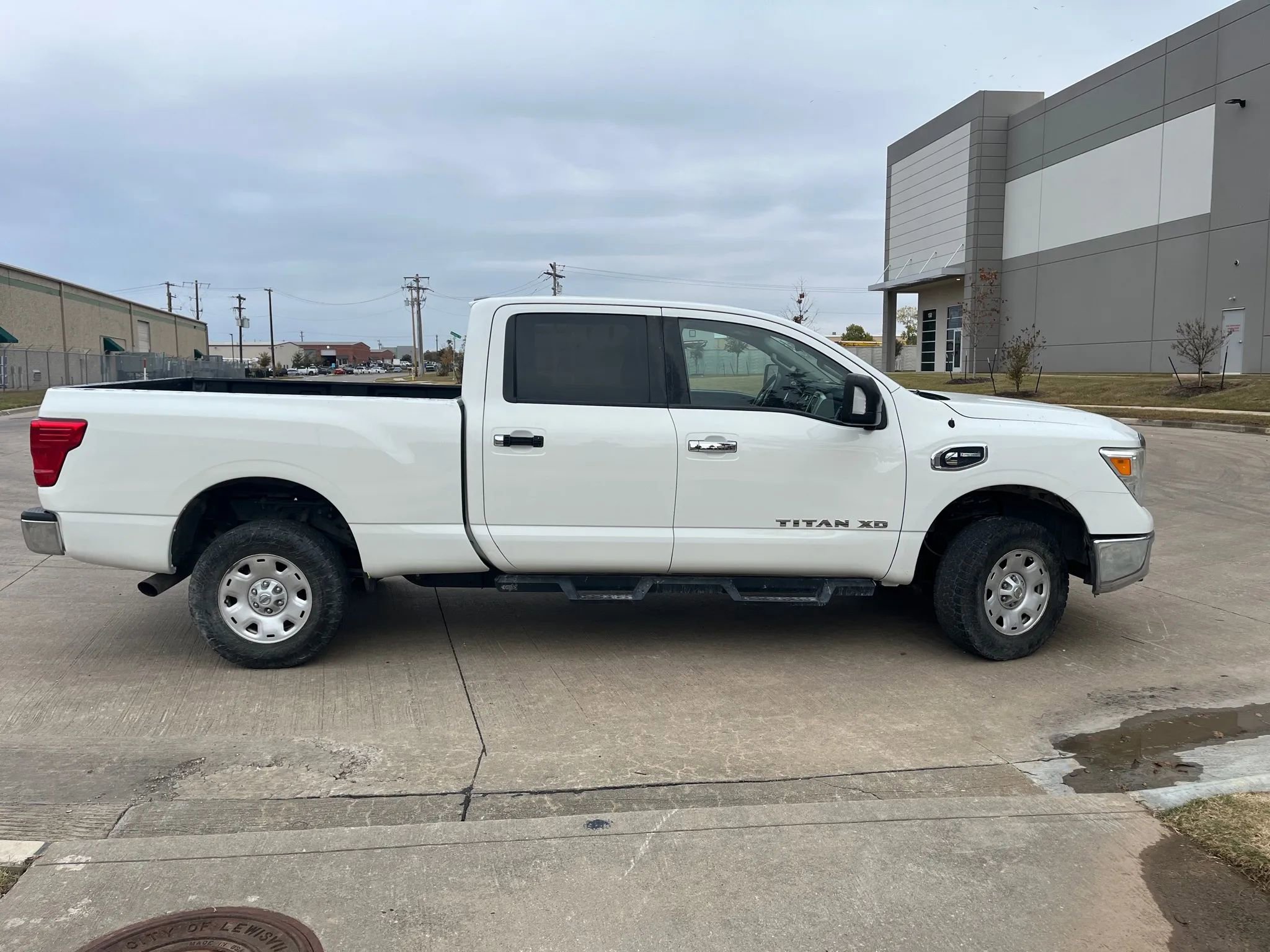 Used 2017 Nissan Titan SV image 4