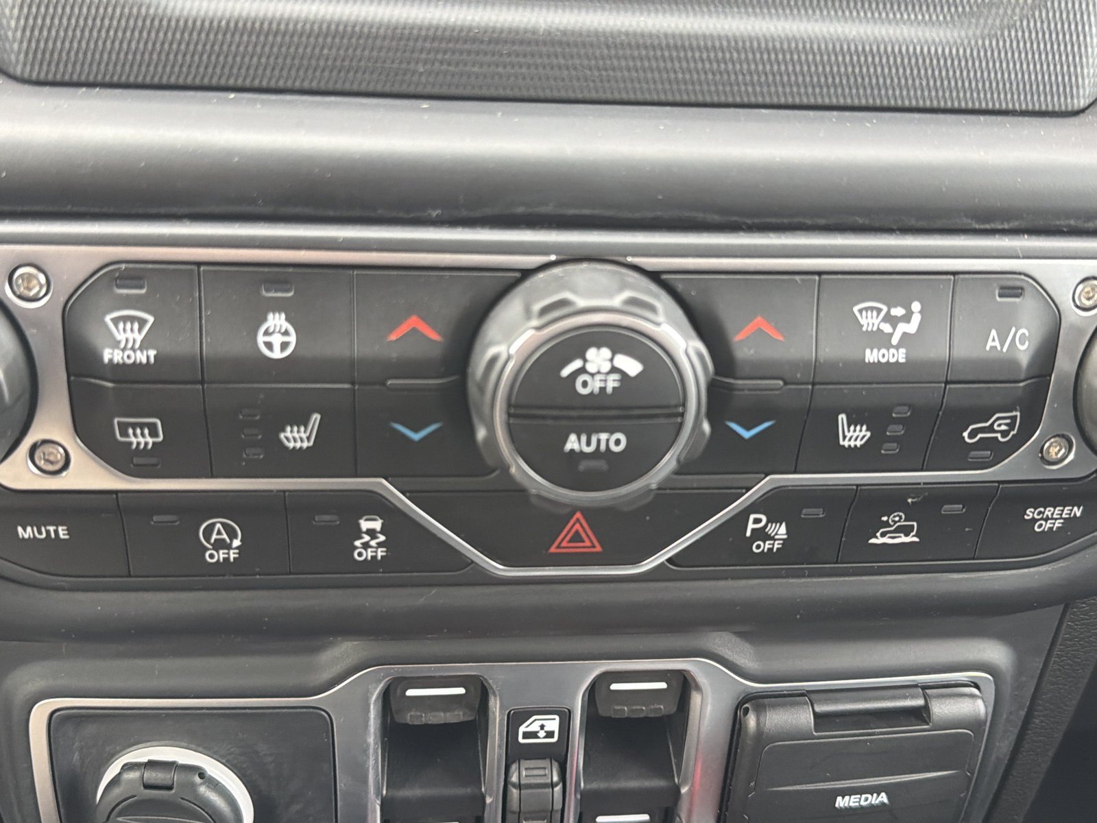Used 2020 Jeep Gladiator Rubicon w/ Safety Group AWD/4WD image 22