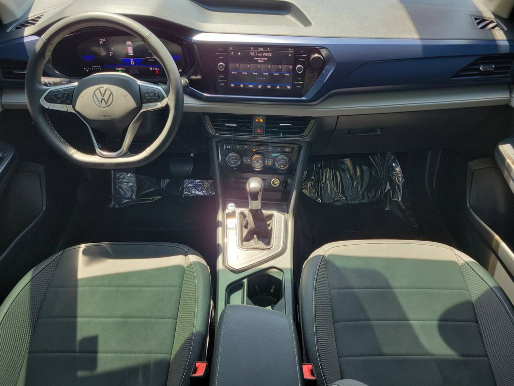 Used 2024 Volkswagen Taos SE w/ Panoramic Sunroof Package FWD image 12