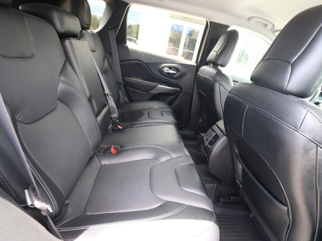 Used 2022 Jeep Cherokee Latitude Lux w/ Mopar Interior Package FWD image 23