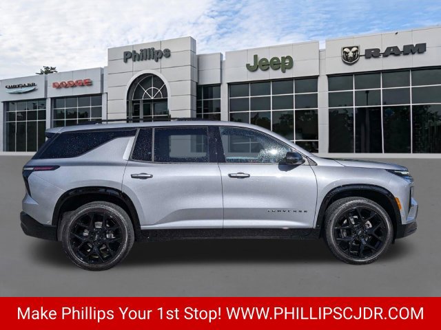 Used 2025 Chevrolet Traverse RS FWD image 2