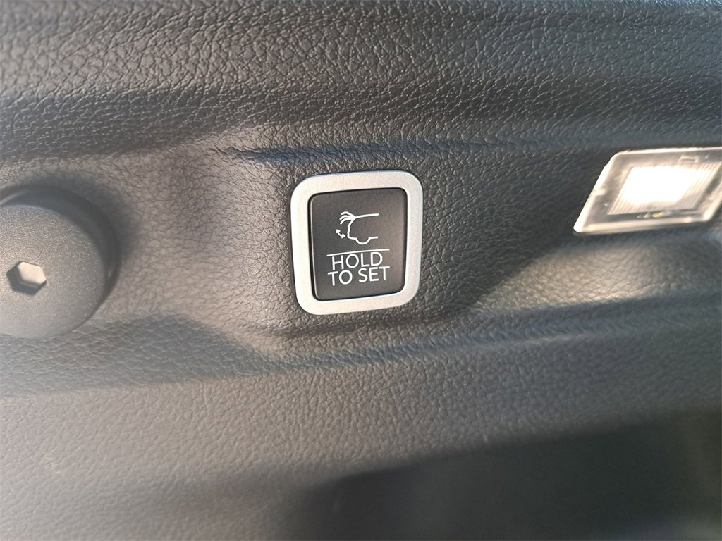 Used 2024 Jeep Grand Cherokee L Altitude image 14