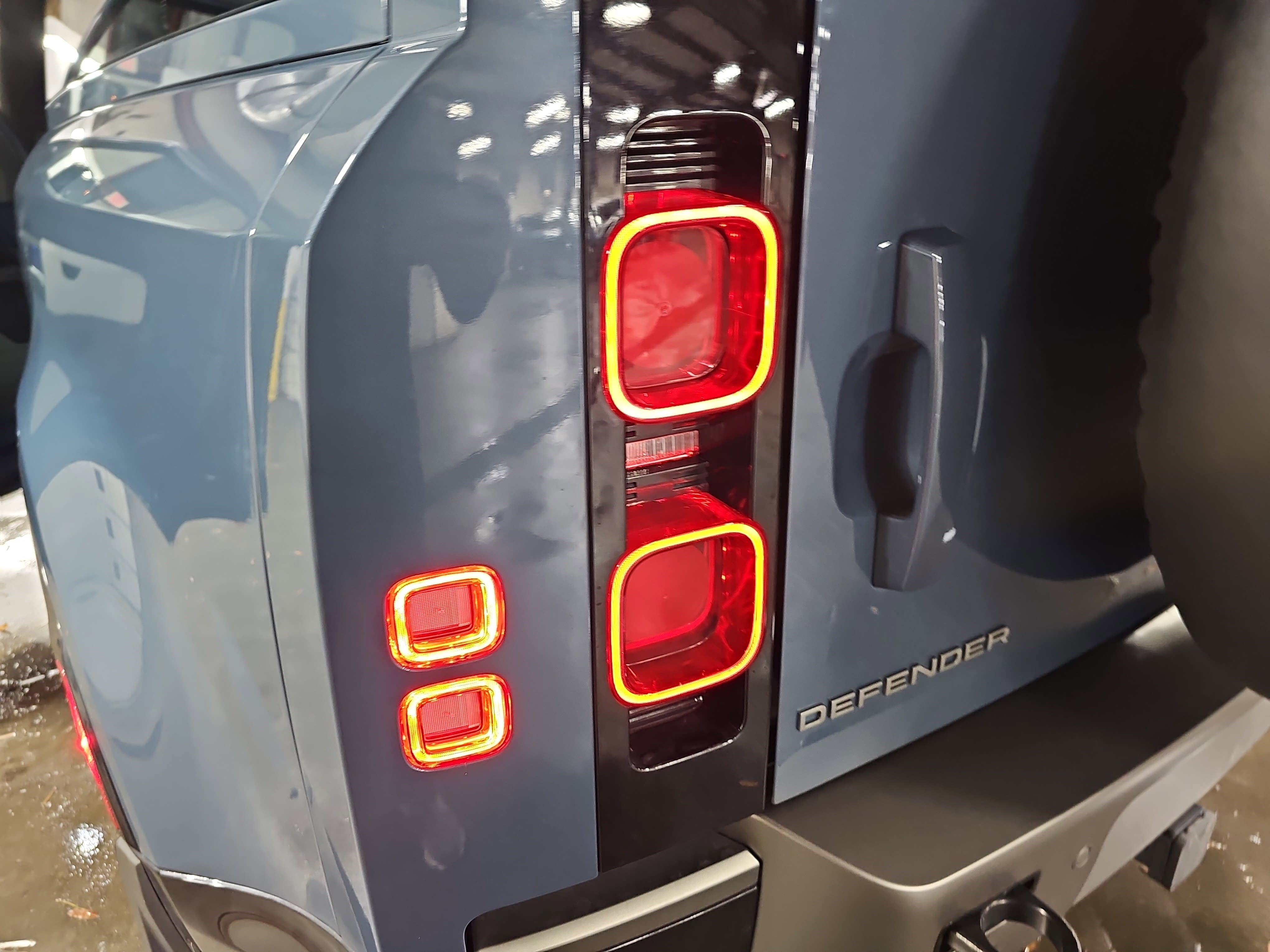 Used 2025 Land Rover Defender 90 X-Dynamic SE image 37