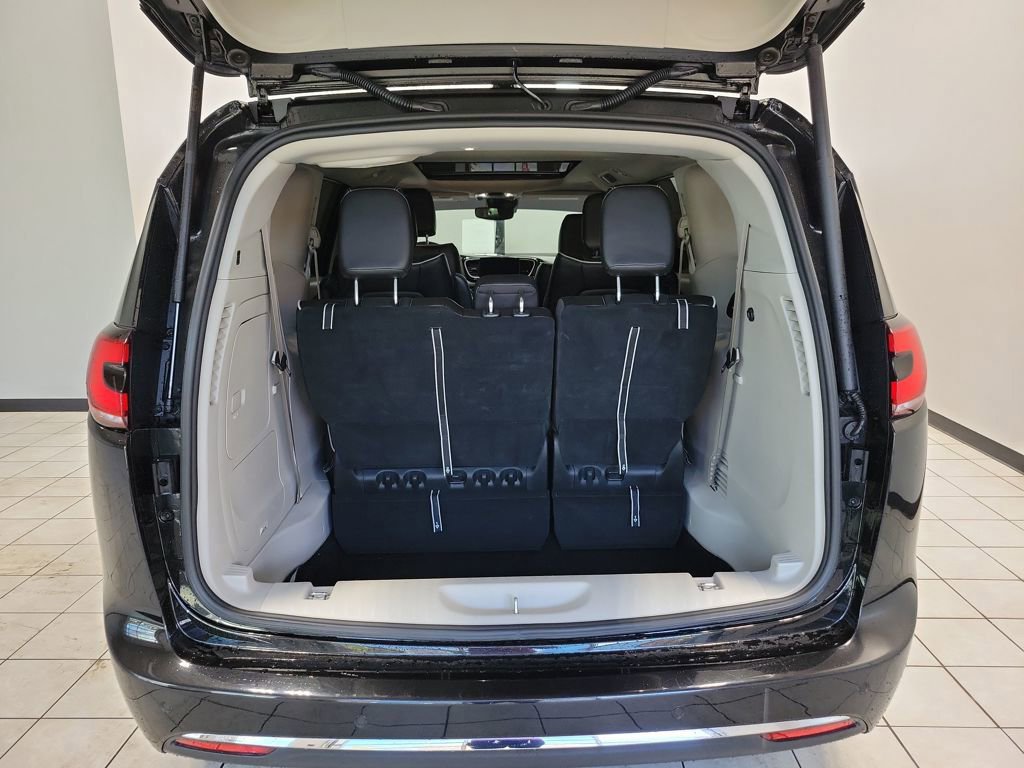 Used 2023 Chrysler Pacifica Limited image 57